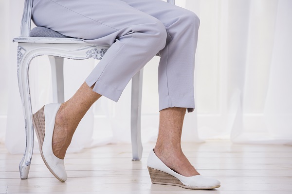 Donna indossa scarpe comfort.